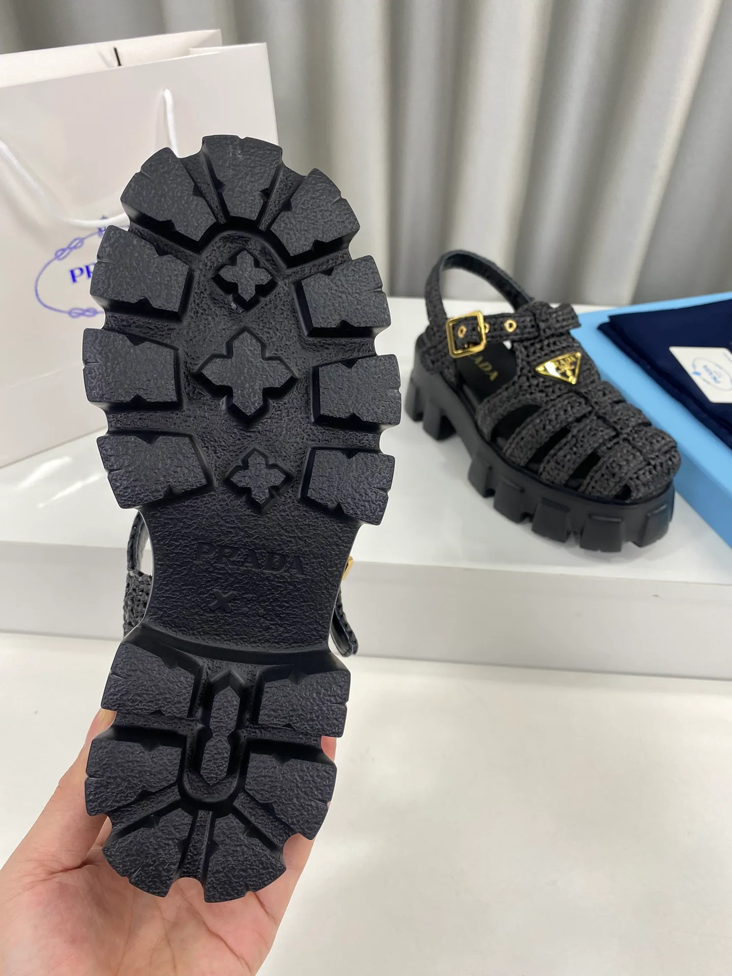 👟👟Ex-factory price 600👟👟 Prada’s latest bamboo cage weaving thick-soled triangle buckle sandals☑️ Latest environmentally friendly PP material, fully handmade crochet, just like knitting sweaters, slow work and meticulous work, retro fashionable thick-soled shoes, with woven uppers, making the whole pair of shoes light and comfortable, bright colors, satisfying a variety of choices for fashionable people with different styles! The iconic metal triangle logo is paired with the shape of ancient beach sandals. Every design element is fashionable! Size: Women's 35-39 (34, 40, custom-made, non-returnable) Full set of counter original packaging